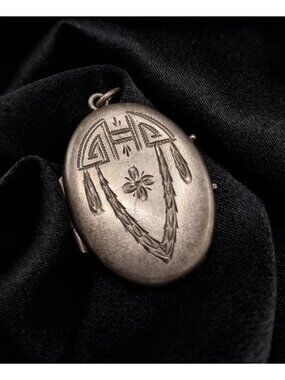 Antique Early 20th Oval Locket With Intricate Engravings & Floral Design